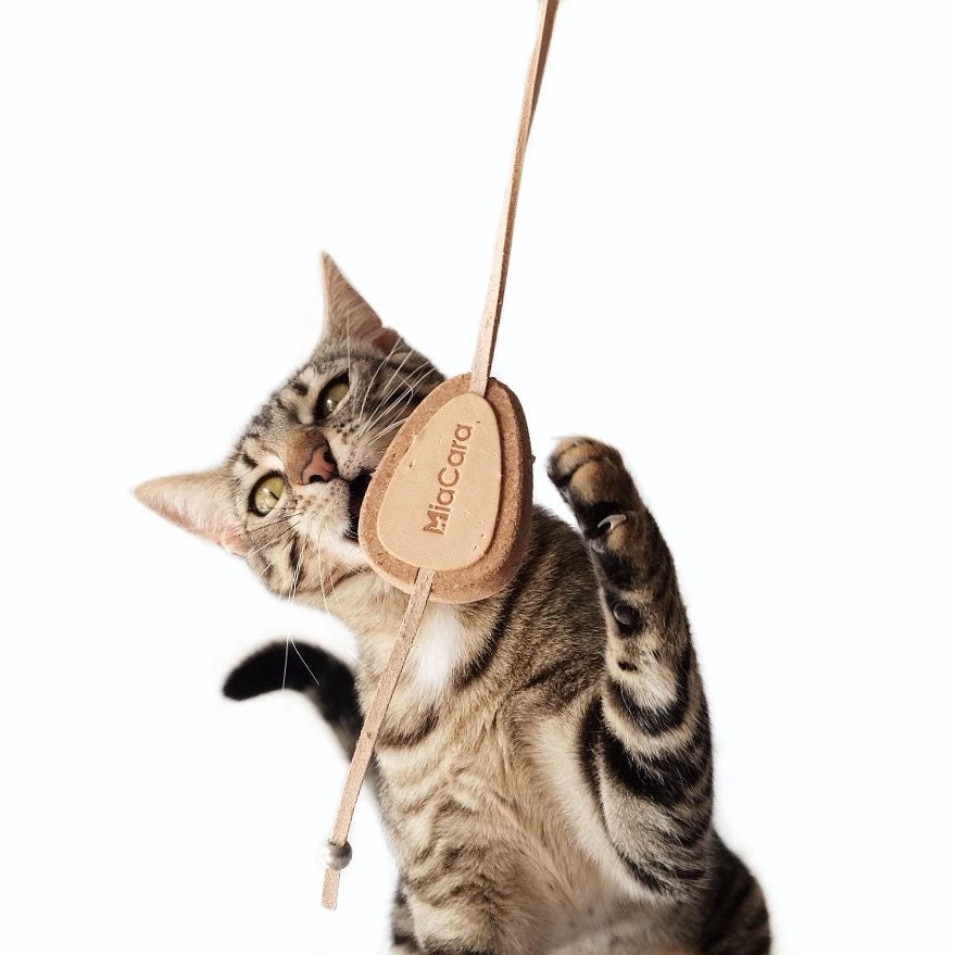 Jouet Pour Chat Coda En Liège Et Cuir 2 Jouet Pour Chat Coda En Liège Et Cuir – Image 2