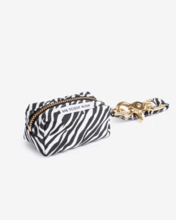 Porte Sacs à Excréments See Scout Sleep -Chats Chiens Produits Magasin ByScout Pouch Zebra BW L Main 1080x1350 040c7c24 bbb2 474d a8e6 c028ea19a405