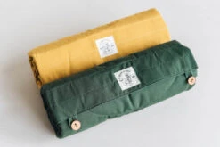 Matelas De Voyage Pour Chien Enroulable Compass Band & Roll -Chats Chiens Produits Magasin Compass moss and mustard 1080x 2657bad6 a487 490d a3be 221580ca2149