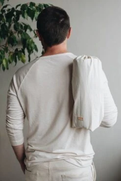 Matelas De Voyage Pour Chien Enroulable Compass Band & Roll -Chats Chiens Produits Magasin Compass packaging and wearing 3 720x f4cdb285 55ec 4a83 a176 51617f393cb3