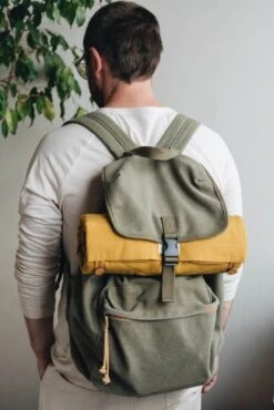 Matelas De Voyage Pour Chien Enroulable Compass Band & Roll -Chats Chiens Produits Magasin Compass packaging and wearing 5 720x c8e747bb cae2 4df3 b000 bef84e328396