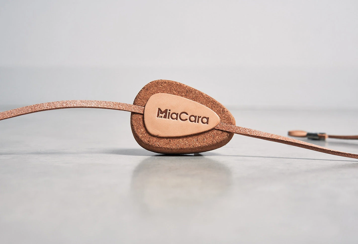 Jouet Pour Chat Coda En Liège Et Cuir 3 Jouet Pour Chat Coda En Liège Et Cuir – Image 3